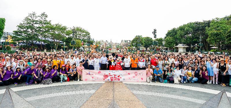 醫院管理局今日（五月七日）上午在香港迪士尼樂園舉辦「『嘟一下‧愛廣傳』支持器官捐贈　感謝義工活動」。圖示主禮嘉賓和三百多名義工大合照。