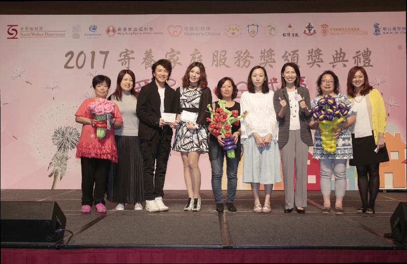 The Director of Social Welfare, Ms Carol Yip (third right), in a group photo with three foster families joining the sharing session at the Foster Families Service Award Presentation Ceremony 2017 today (May 7).