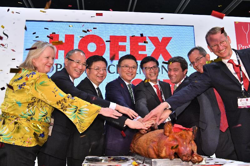 The Acting Financial Secretary, Professor K C Chan, attended the opening ceremony of HOFEX 2017 - the 17th International Exhibition of Food & Drink, Hotel, Restaurant & Foodservice Equipment, Supplies & Services - at the Hong Kong Convention and Exhibition Centre this morning (May 8). Photo shows Professor Chan (fourth left); the General Manager of UBM HKES, Mr Daniel Cheung (fourth right); the Chairman of the Hong Kong Hotels Association, Mr Shaun Campbell (third right); the Executive Director of the Hong Kong Tourism Board, Mr Anthony Lau (third left), and other guests at the roast pig cutting ceremony to launch HOFEX 2017.