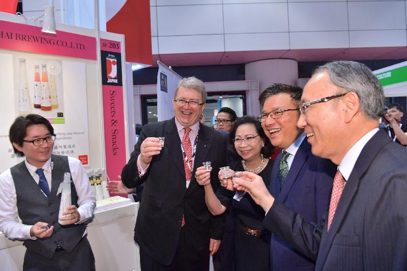 The Acting Financial Secretary, Professor K C Chan, attended the opening ceremony of HOFEX 2017 - the 17th International Exhibition of Food & Drink, Hotel, Restaurant & Foodservice Equipment, Supplies & Services - at the Hong Kong Convention and Exhibition Centre this morning (May 8). Photo shows Professor Chan (second right) and the wife of the Chief Executive, Mrs Regina Leung (third right), touring the Exhibition.