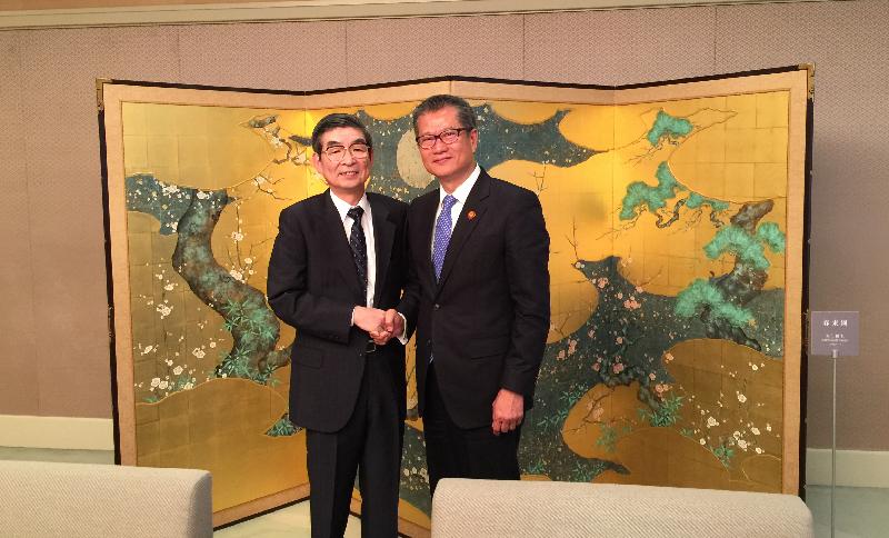 財政司司長陳茂波（右）今日（五月八日）官式訪問日本東京，並與日本‧香港經濟委員會委員長及日本經濟團體連合會副會長永易克典會面。