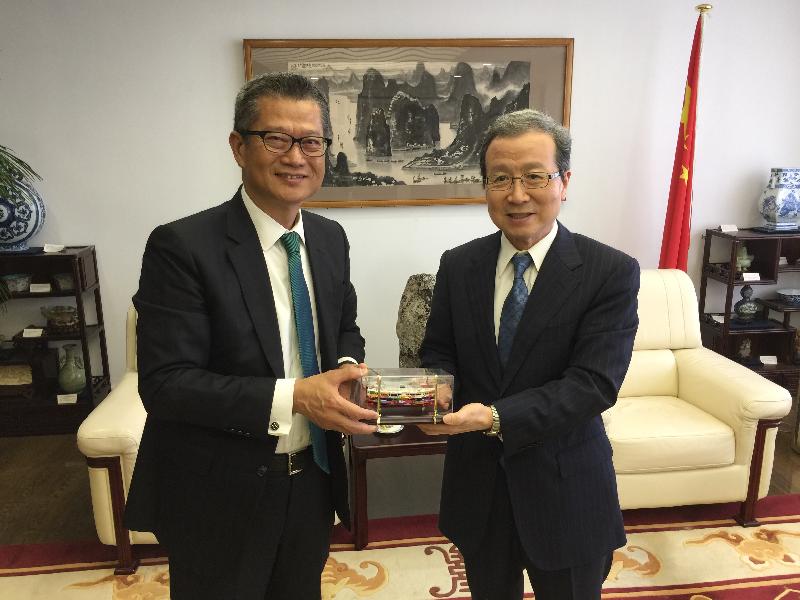 The Financial Secretary, Mr Paul Chan, is in Tokyo today (May 8) as part of his official visit in Japan. Photo shows Mr Chan (left) paying a courtesy call on the Chinese Ambassador to Japan, Mr Cheng Yonghua.