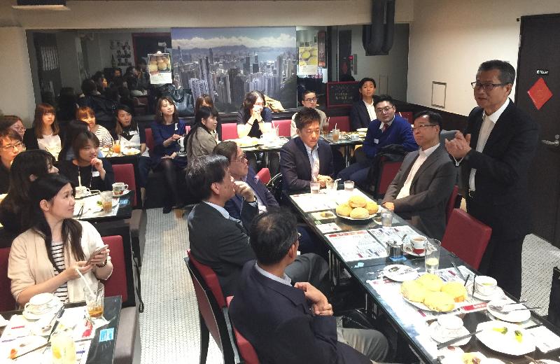 The Financial Secretary, Mr Paul Chan, is in Tokyo today (May 8) as part of his official visit in Japan. Photo shows Mr Chan (first right) attending a gathering with Hong Kong people working or studying in Tokyo.