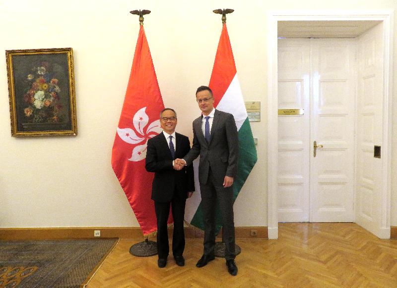 民政事務局局長劉江華（左）昨日（布達佩斯時間五月八日）於匈牙利布達佩斯展開訪問行程。圖示他與匈牙利外交及貿易部部長Péter Szijjártó合照。
