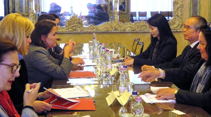 The Secretary for Home Affairs, Mr Lau Kong-wah (second right), meets and exchanges views with the Minister of State for Family and Youth Affairs, Ms Katalin Novák (third left), in Budapest in Hungary yesterday (May 8, Budapest time).