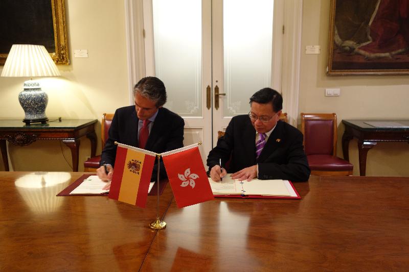 The Secretary for Transport and Housing, Professor Anthony Cheung Bing-leung (right), and the Spanish Minister of Public Works and Transport, Mr Iñigo de la Serna (left), sign an air services agreement in Madrid, Spain, on May 9 (Madrid time). The agreement provides a legal framework for establishing air links between Hong Kong and Spain, which will promote economic development and cultural exchanges between the two places.