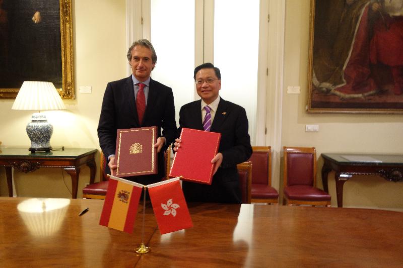 The Secretary for Transport and Housing, Professor Anthony Cheung Bing-leung (right), exchanges the signed air services agreement with the Spanish Minister of Public Works and Transport, Mr Iñigo de la Serna (left), in Madrid, Spain, on May 9 (Madrid time)