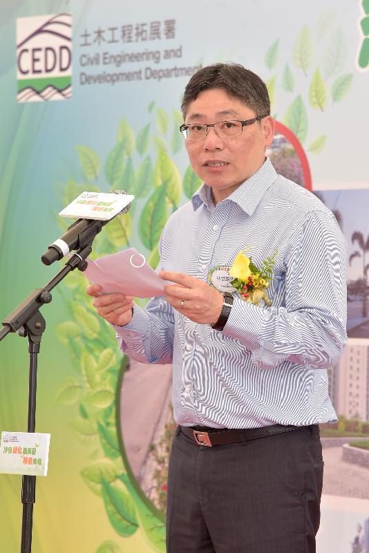 The Director of Civil Engineering and Development, Mr Lam Sai-hung, officiated at the planting ceremony for the Sha Tin Greening Master Plan at the Hong Kong Science Park waterfront promenade in Sha Tin today (May 10). Photo shows Mr Lam delivering a speech at the ceremony.