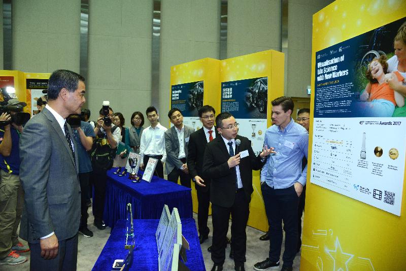 The Chief Executive, Mr C Y Leung, attended a reception to commend Hong Kong teams' inventions for winning awards at the 45th International Exhibition of Inventions of Geneva at the Central Government Offices in Tamar today (May 11). Picture shows Mr Leung (left) touring the exhibition.