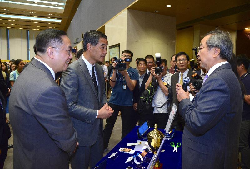 The Chief Executive, Mr C Y Leung, attended a reception to commend Hong Kong teams' inventions for winning awards at the 45th International Exhibition of Inventions of Geneva at the Central Government Offices in Tamar today (May 11). Picture shows Mr Leung (second left) and the Secretary for Innovation and Technology, Mr Nicholas W Yang (first left), touring the exhibition.