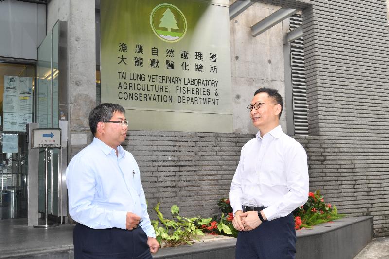 The Secretary for the Civil Service, Mr Clement Cheung (right), visited the Agriculture, Fisheries and Conservation Department today (May 12). He first met with the Director of Agriculture, Fisheries and Conservation, Dr Leung Siu-fai, to better understand the work of the department.