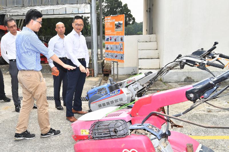 While touring the Tai Lung Experimental Station of the Agriculture, Fisheries and Conservation Department (AFCD) today (May 12), the Secretary for the Civil Service, Mr Clement Cheung (first right), learned that the AFCD provides farm machinery and equipment-lending services to help farmers enhance their cultivation efficiency.