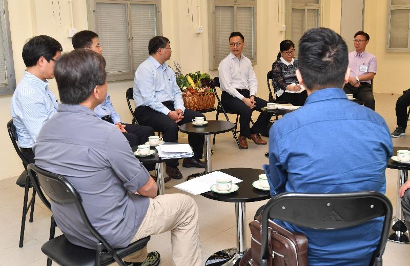 At a tea gathering with the Agriculture, Fisheries and Conservation Department staff representatives of various grades today (May 12), the Secretary for the Civil Service, Mr Clement Cheung, encouraged them to continue to serve the community with professionalism and efficiency.