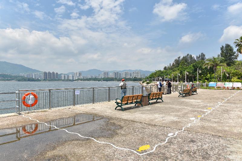 The leisure angling ancillary facilities near the public pier at the end of the Tai Po Waterfront Park promenade, managed by the Leisure and Cultural Services Department, have been opened for public use. The newly installed angling ancillary facilities, including fishing rod holders and benches, aim to enable members of the public to conduct angling activities in a more pleasant environment. Educational display panels on good practices and safety rules for leisure angling have also been erected there.