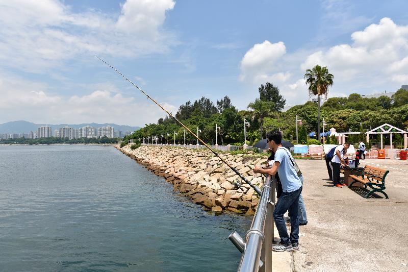 The leisure angling ancillary facilities near the public pier at the end of the Tai Po Waterfront Park promenade, managed by the Leisure and Cultural Services Department, have been opened for public use. The newly installed angling ancillary facilities, including fishing rod holders and benches, aim to enable members of the public to conduct angling activities in a more pleasant environment. Educational display panels on good practices and safety rules for leisure angling have also been erected there.