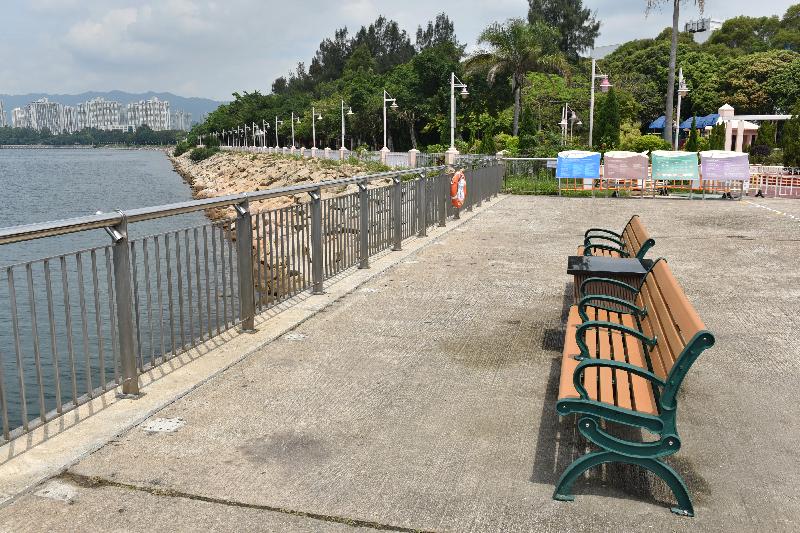 The leisure angling ancillary facilities near the public pier at the end of the Tai Po Waterfront Park promenade, managed by the Leisure and Cultural Services Department, have been opened for public use. Photo shows newly installed benches, aiming to enable members of the public to conduct angling activities in a more pleasant environment.
