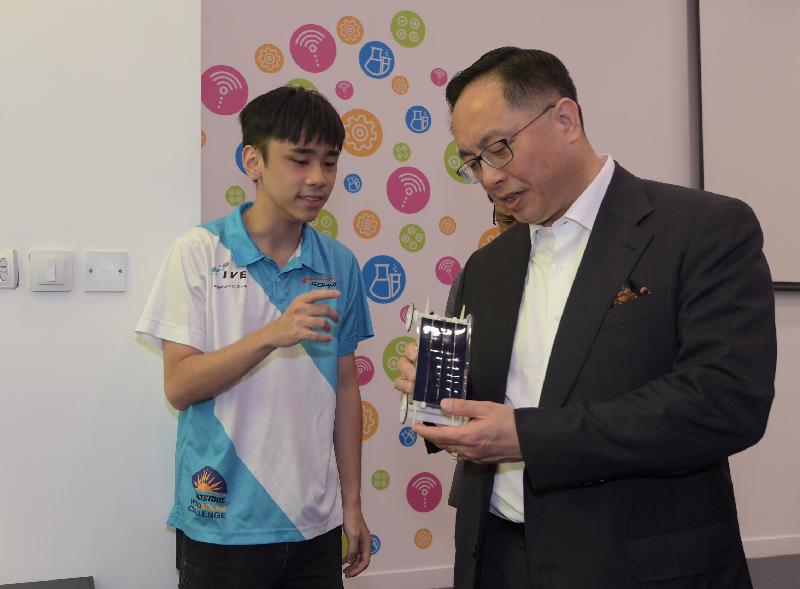 創新及科技局局長楊偉雄（右）今日（五月十二日）下午參觀香港專業教育學院STEM教學中心，聽取學生介紹電動車工作坊。