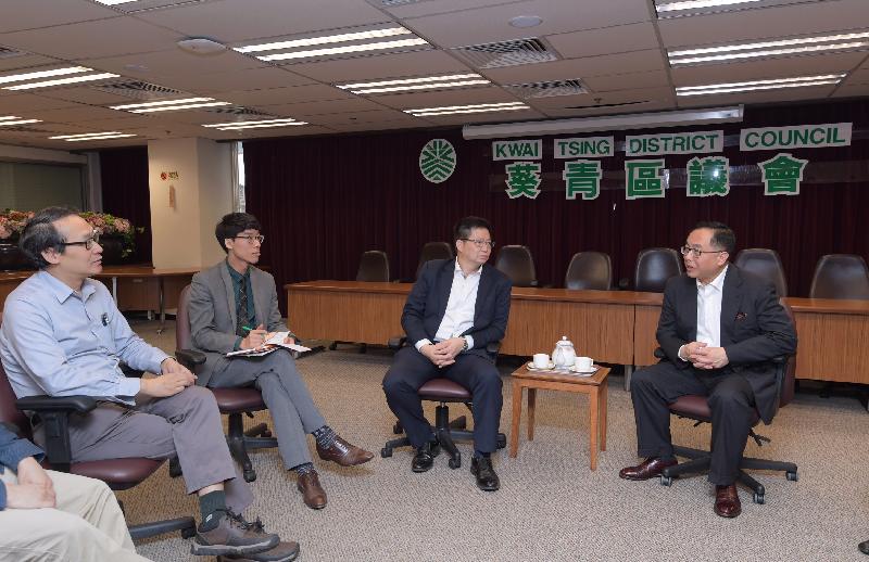 The Secretary for Innovation and Technology, Mr Nicholas W Yang (first right), meets with Kwai Tsing District Council members this afternoon (May 12). Sitting next to him is the Chairman of the Kwai Tsing District Council, Mr Law King-shing (second right).
