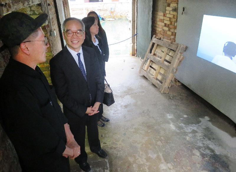 民政事務局局長劉江華（左二）昨日（威尼斯時間五月十一日）在威尼斯視藝雙年展香港館聽取香港藝術家楊嘉輝（左）介紹其作品。