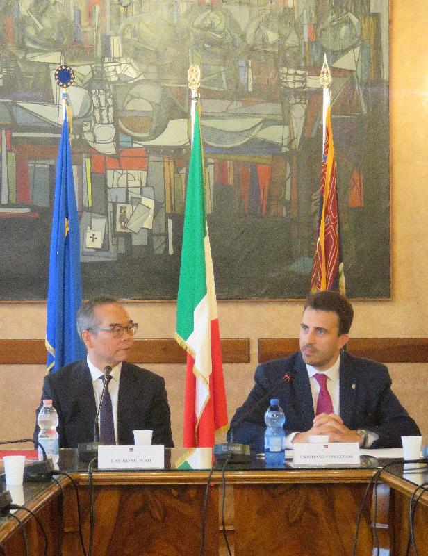 民政事務局局長劉江華（左）今日（威尼斯時間五月十二日）在意大利威尼斯與意大利威尼托地區政府文化部長Cristiano Corazzari會面，探討文化合作的機會。

