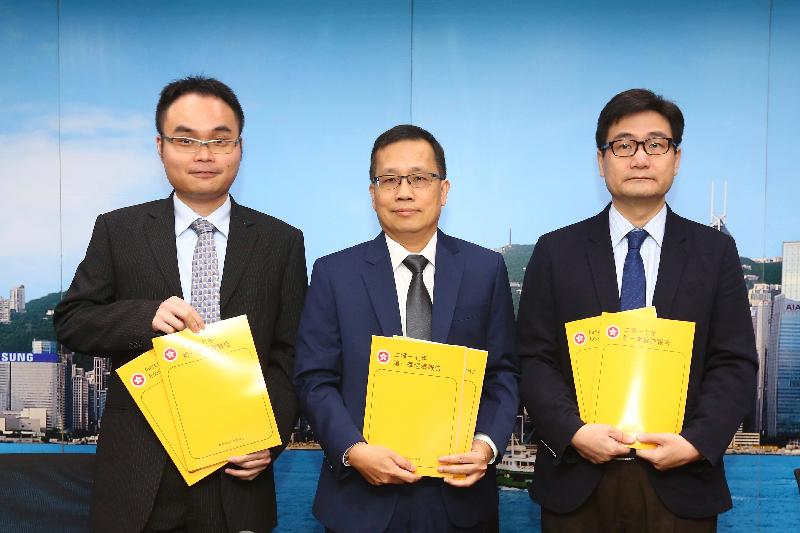 The Acting Government Economist, Mr Andrew Au (centre), presents the First Quarter Economic Report 2017 at a press conference today (May 12). Also present are the Principal Economist, Mr Eric Lee (left), and Assistant Commissioner for Census and Statistics Mr Osbert Wang.