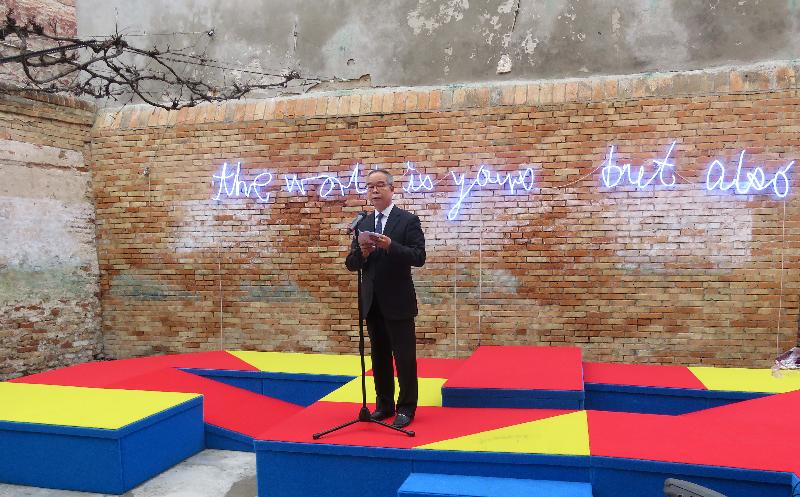The Secretary for Home Affairs, Mr Lau Kong-wah, officiated at the opening ceremony of the Hong Kong Pavilion at the Venice Biennale in Venice, Italy, yesterday (May 11, Venice time). Photo shows Mr Lau delivering a speech at the opening ceremony.