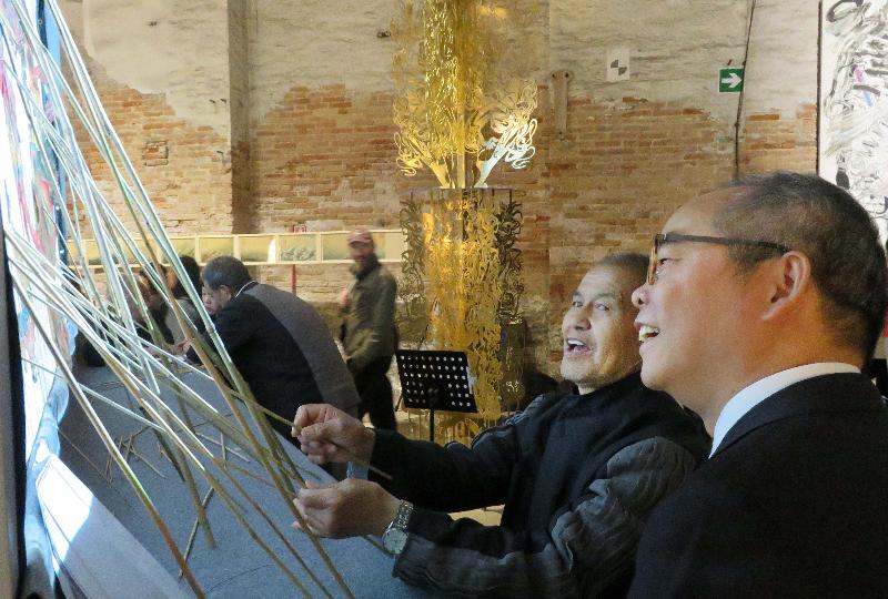 The Secretary for Home Affairs, Mr Lau Kong-wah (right), visits the Chinese Pavilion at the Venice Biennale yesterday (May 11, Venice time).