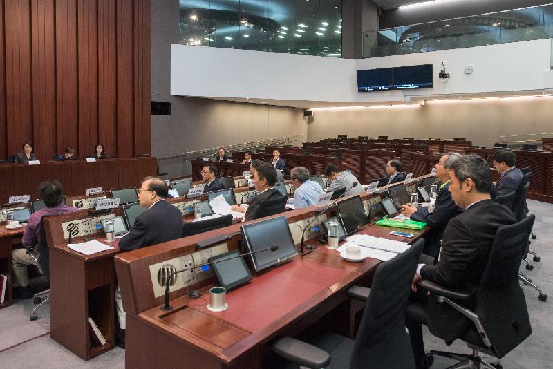A meeting between Members of the Legislative Council (LegCo) and Heung Yee Kuk Councillors was held today (May 12) at the LegCo Complex to exchange views on a number of issues related to planning and development of land in the New Territories.