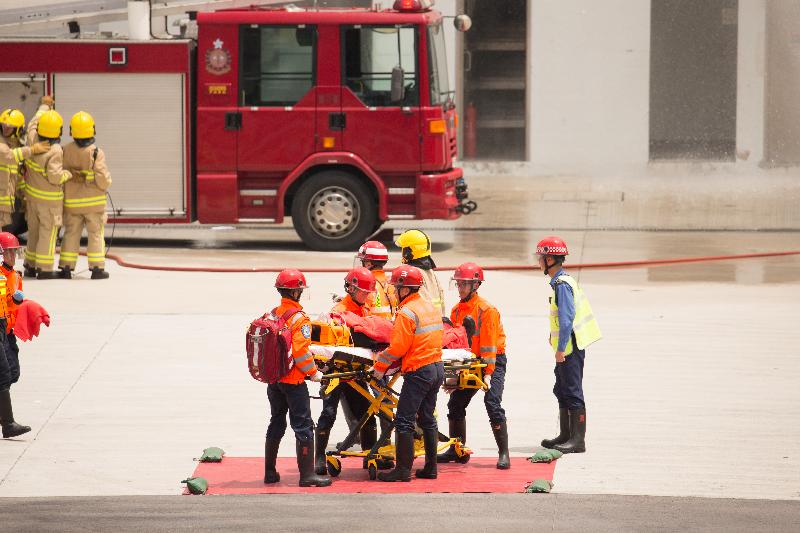 政务司司长张建宗今日（五月十二日）在消防及救护学院检阅第178届结业学员。图示结业学员示范扑灭火警及救伤工作。
