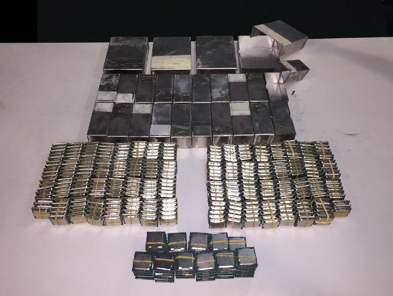 Hong Kong Customs yesterday (May 12) seized 735 suspected smuggled central processing units with an estimated market value of about $650,000 at Man Kam To Control Point.
