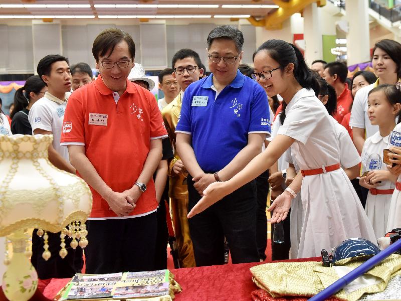 Officiating guests visited the exhibition booth of JPC Sha Tin District.
