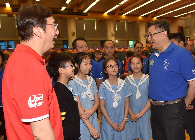 Officiating guests congratulate the winners from JPC Wong Tai Sin District.
