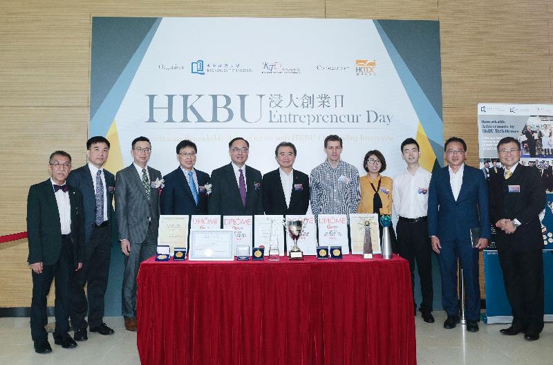 Pictured at Hong Kong Baptist University (HKBU) Entrepreneur Day today (May 15) are the Secretary for Innovation and Technology, Mr Nicholas W Yang (fifth left); the President and Vice-Chancellor of HKBU, Professor Roland Chin (centre); Vice-President (Research and Development) of HKBU, Professor Rick Wong (fourth left); and Assistant Executive Director of the Hong Kong Trade Development Council, Mr Stephen Liang (third left), with awardees of the 45th International Exhibition of Inventions of Geneva.
