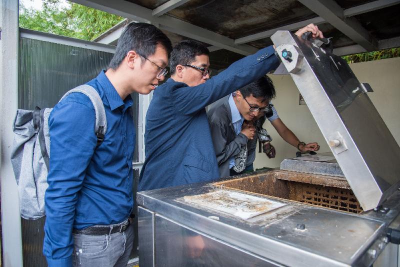 Legislative Council Subcommittee on Refuse Collection and Resource Recovery member Mr Chu Hoi-dick (right) and non-Subcommittee member Mr Ho Kai-ming (left) visit the facilities for food waste recycling at the Chinese University of Hong Kong today (May 15).
