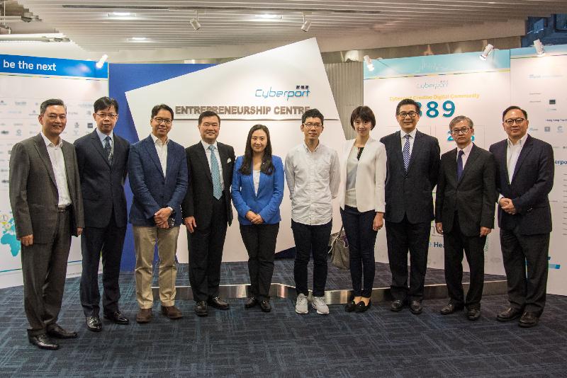 The Legislative Council (LegCo) Panel on Information Technology and Broadcasting conducted a site visit to Cyberport today (May 16) to gain an understanding of the Government's efforts in promoting the development of information and communications technology, as well as innovation and technology, in Hong Kong. Photo shows (from left) the Chief Executive Officer of Hong Kong Cyberport Management Company Limited (Cyberport), Mr Herman Lam; LegCo Members Mr Chan Chun-ying and Mr Charles Mok; the Chairman of the Board of Directors of Cyberport, Dr George Lam; LegCo Members Dr Elizabeth Quat, Mr Nathan Law and Ms Yung Hoi-yan; the Government Chief Information Officer, Mr Allen Yeung; the Under Secretary for Innovation and Technology, Dr David Chung; and the Chief Public Mission Officer of Cyberport, Dr Toa Charm, at the Cyberport Entrepreneurship Centre.
