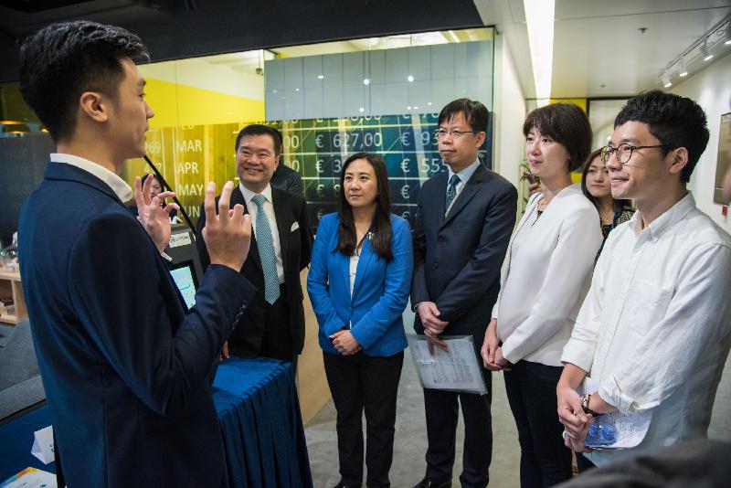 During their visit to Cyberport today (May 16), Members of the Legislative Council Panel on Information Technology and Broadcasting meet with representatives of start-ups to learn about their experience in raising investment funds and exploring business opportunities.