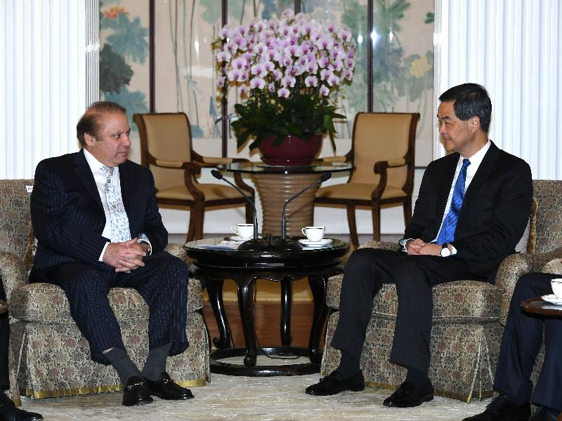 The Chief Executive, Mr C Y Leung (right), meets the visiting Prime Minister of Pakistan, Mr Muhammad Nawaz Sharif, at Government House this morning (May 17) to exchange views on issues of mutual concern. 