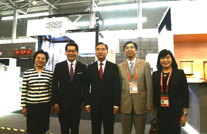 The Secretary for Commerce and Economic Development, Mr Gregory So, today (May 17) attended Expo Central China 2017 in Hefei, Anhui Province. Photo shows Mr So (second left) with the Vice-Premier of the State Council, Mr Wang Yang (centre), and the Deputy Director of the Liaison Office of the Central People's Government in the Hong Kong Special Administrative Region, Ms Qiu Hong (first left), at the Hong Kong Pavilion.
 

