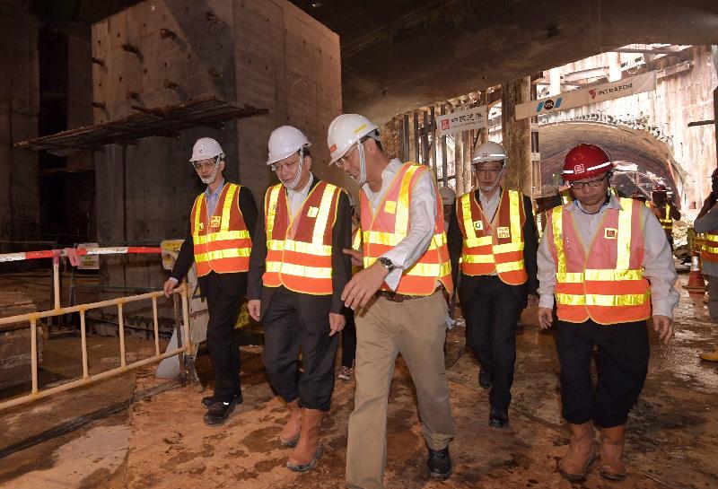The Secretary for Transport and Housing, Professor Anthony Cheung Bing-leung (second left), is briefed on the construction of the Scenic Hill Tunnel at the works site of the Scenic Hill Tunnel section of the Hong Kong-Zhuhai-Macao Bridge Hong Kong Link Road today (May 18).