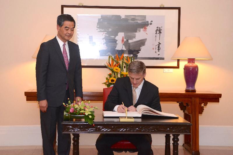 The Chief Executive, Mr C Y Leung (left), met the visiting Prime Minister of New Zealand, Mr Bill English, at Government House this afternoon (May 19). Picture shows Mr English signing the guest book at Government House.
