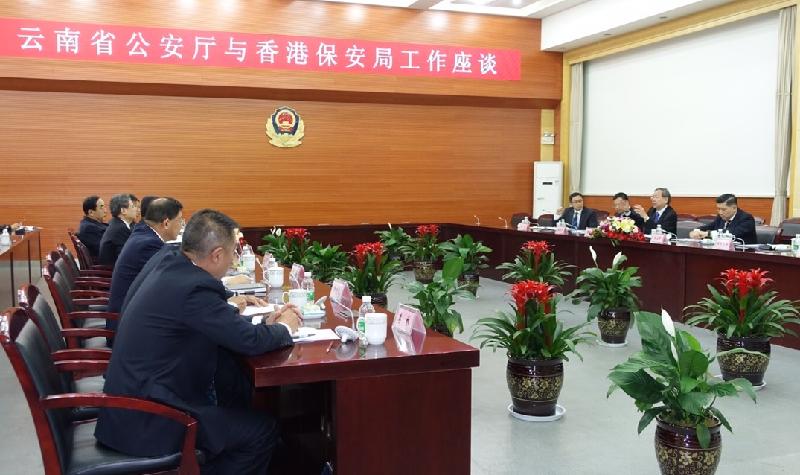 The Secretary for Security, Mr Lai Tung-kwok (second  right), meets with officials of law enforcement agencies of Yunnan Province in Kunming (May 17) to discuss further co-operation in combating non-ethnic Chinese illegal immigrants. 