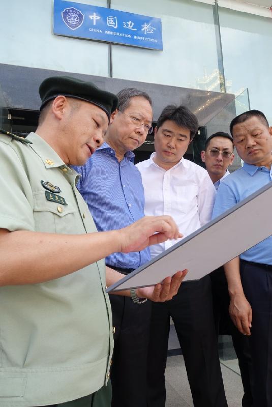 The Secretary for Security, Mr Lai Tung-kwok (second left), yesterday (May 18) visits the Ruili Border Control Point at Dehonga. 
