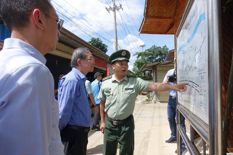 The Secretary for Security, Mr Lai Tung-kwok (centre), yesterday (May 18) visits the Yinjing Border Control Point at Dehonga. 
