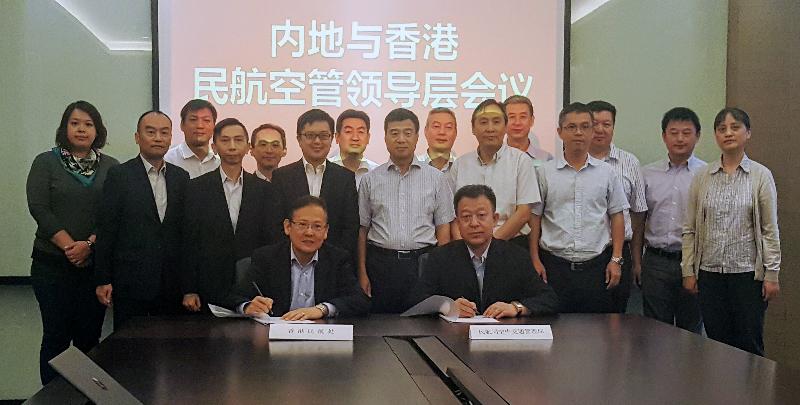 The Director-General of Civil Aviation, Mr Simon Li (front row, left), and the Director General of the Air Traffic Management Bureau of the Civil Aviation Administration of China, Mr Che Jinjun (front row, right), sign a joint statement in Shenzhen today (May 19) on supporting the sustained development of air navigation services and airspace in the Pearl River Delta region.
