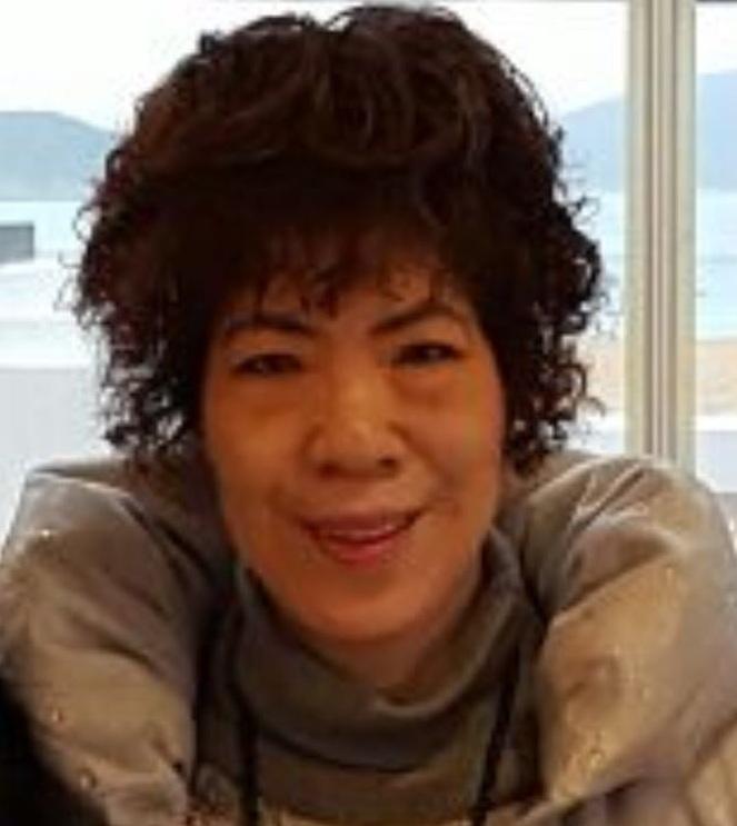 Ling Ngar-see, aged 59, is about 1.6 metres tall, 64 kilograms in weight and of medium build. She has a long face with yellow complexion and long curly black hair.

