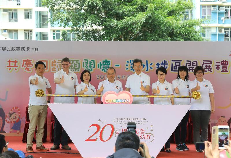 The Chief Secretary for Administration, Mr Matthew Cheung Kin-chung, officiated at the launch ceremony of the "Celebrations for All" project in Sham Shui Po District today (May 20). Photo shows (from left) the District Officer (Sham Shui Po), Mr Damian Lee; the Head of the Efficiency Unit, Mr Kim Salkeld; the Director of Home Affairs, Miss Janice Tse; Mr Cheung; the Chairman of the Sham Shui Po District Council, Mr Ambrose Cheung; the Director of Administration, Ms Kitty Choi; the Head of the Policy and Project Co-ordination Unit of the Chief Secretary for Administration's Private Office, Ms Doris Ho; and the District Social Welfare Officer (Sham Shui Po) of the Social Welfare Department, Ms Wendy Chau, officiating at the launch ceremony.