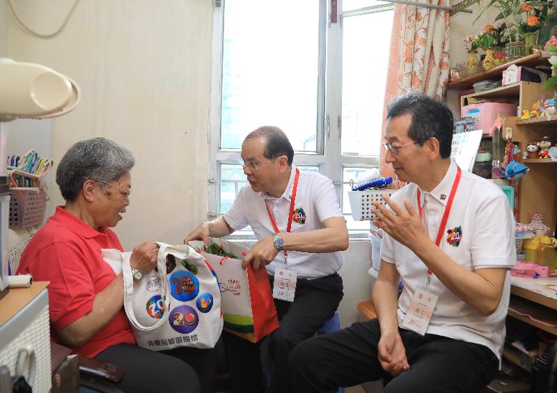The Chief Secretary for Administration, Mr Matthew Cheung Kin-chung (centre), conducted home visits after officiating at the launch ceremony of the "Celebrations for All" project in Sham Shui Po District today (May 20). He learned about the families' living conditions and presented organic vegetables personally grown by the Chief Executive Mr C Y Leung as well as gift packs to the families, sharing the joy of the 20th anniversary of the establishment of the Hong Kong Special Administrative Region.


