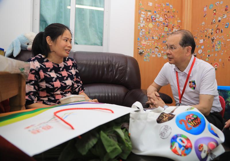 The Chief Secretary for Administration, Mr Matthew Cheung Kin-chung (right), conducted home visits after officiating at the launch ceremony of the "Celebrations for All" project in Sham Shui Po District today (May 20). He learned about the families' living conditions and presented organic vegetables personally grown by the Chief Executive Mr C Y Leung as well as gift packs to the families, sharing the joy of the 20th anniversary of the establishment of the Hong Kong Special Administrative Region.