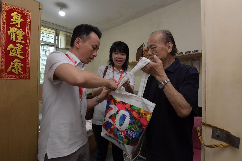 The Head of the Policy and Project Co-ordination Unit of the Chief Secretary for Administration's Private Office, Ms Doris Ho (centre), and Deputy Director of Home Affairs Mr Patrick Li (left) conducted home visits in Sham Shui Po District under the "Celebrations for All" project today (May 20). They learned about the families' living conditions and distributed gift packs to the families, sharing the joy of the 20th anniversary of the establishment of the Hong Kong Special Administrative Region. 