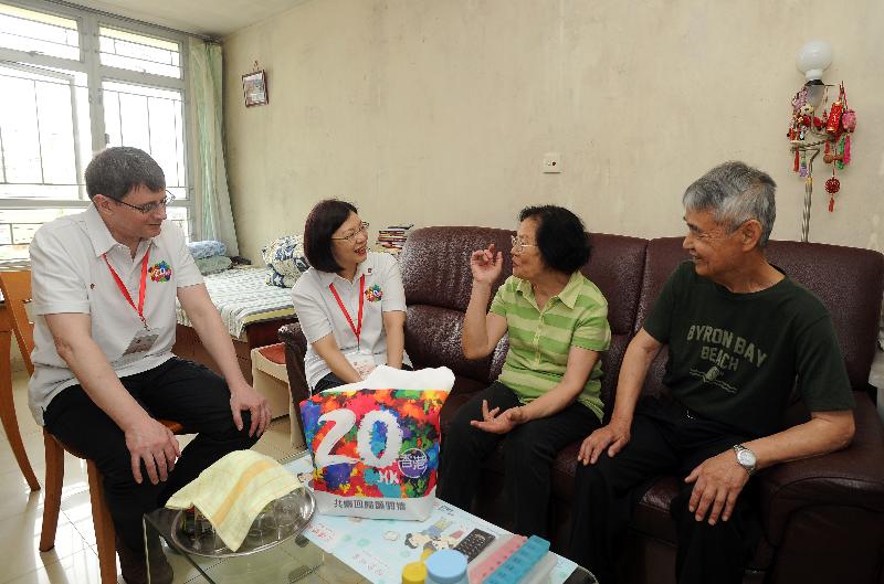 The Director of Home Affairs, Miss Janice Tse (second left), and the Head of the Efficiency Unit, Mr Kim Salkeld (first left), conducted home visits in Sham Shui Po District today (May 20). They learned about the families' living conditions and distributed gift packs to the families, sharing the joy of the 20th anniversary of Hong Kong's return to the motherland.